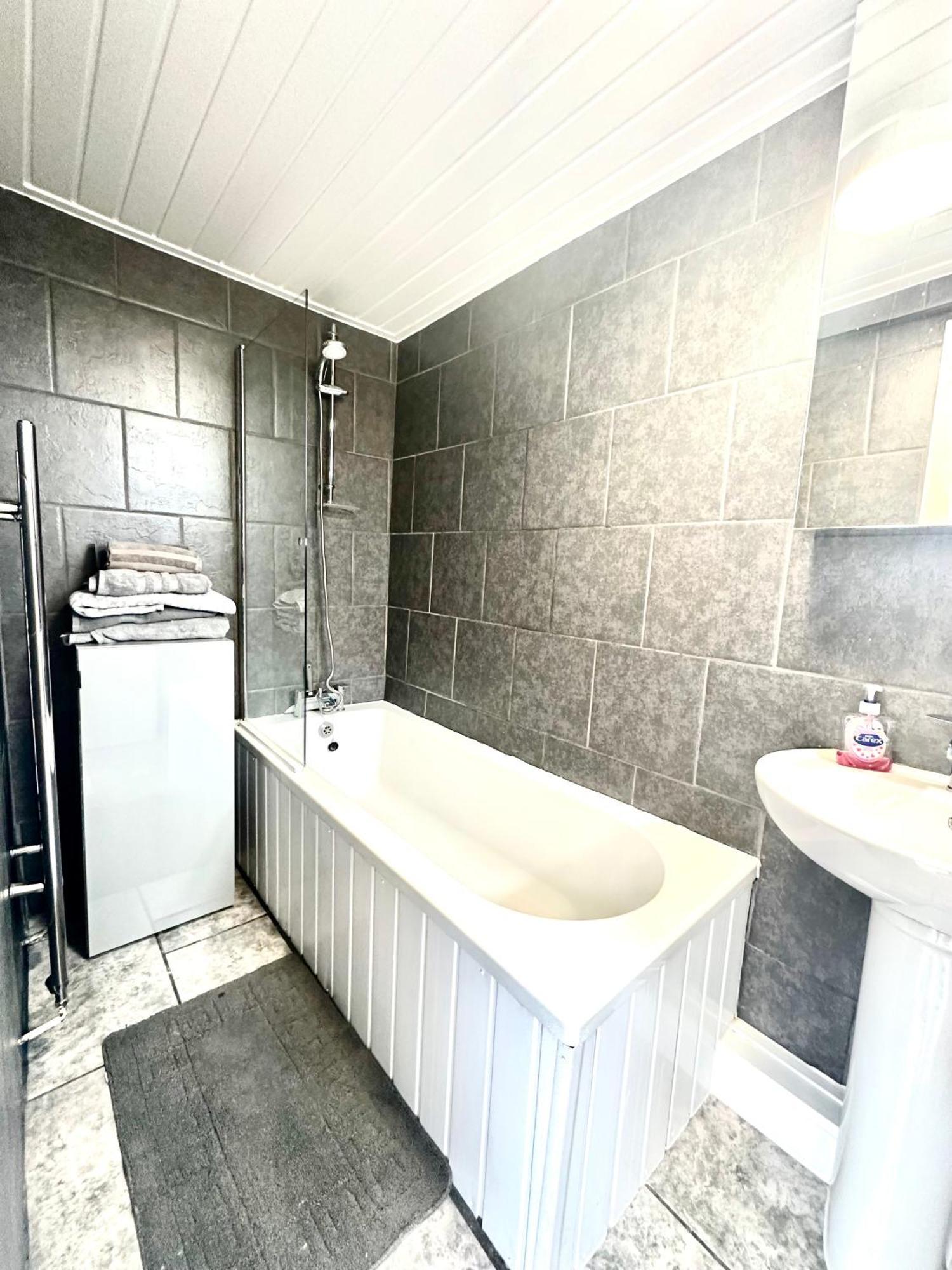 Arthur Street, Stylish 3 Bedroom House كينغستون أبون هول المظهر الخارجي الصورة